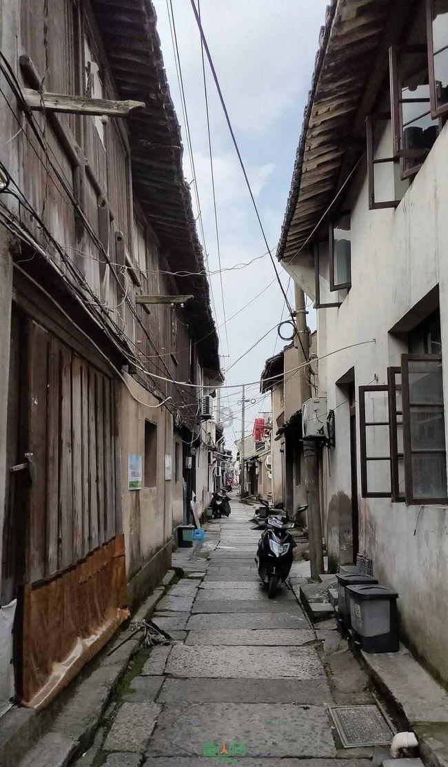 警方通报奔驰加塞砸车事件:涉事者被行政拘留10日